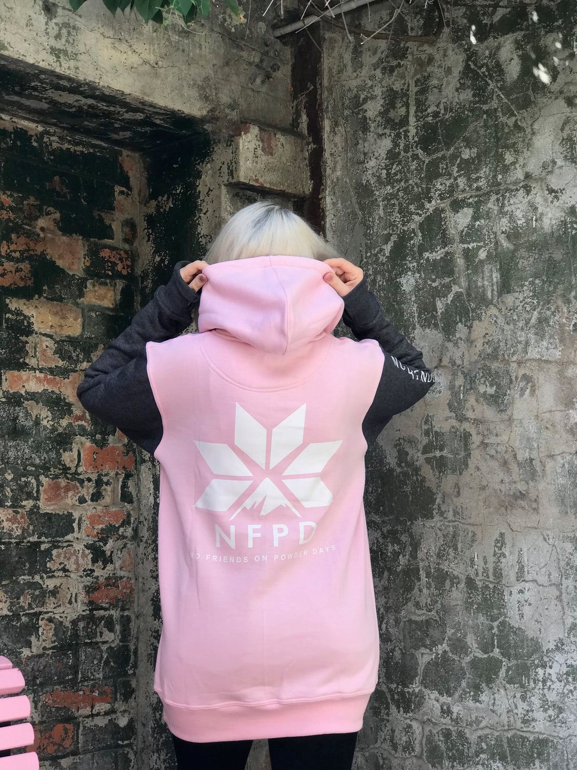 Sudadera con capucha alta rosa bebé y negra - Unisex