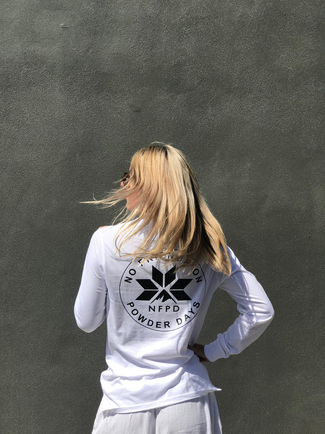 Camiseta de manga larga de algodón orgánico NFPD CIRCLE, color blanco, unisex.