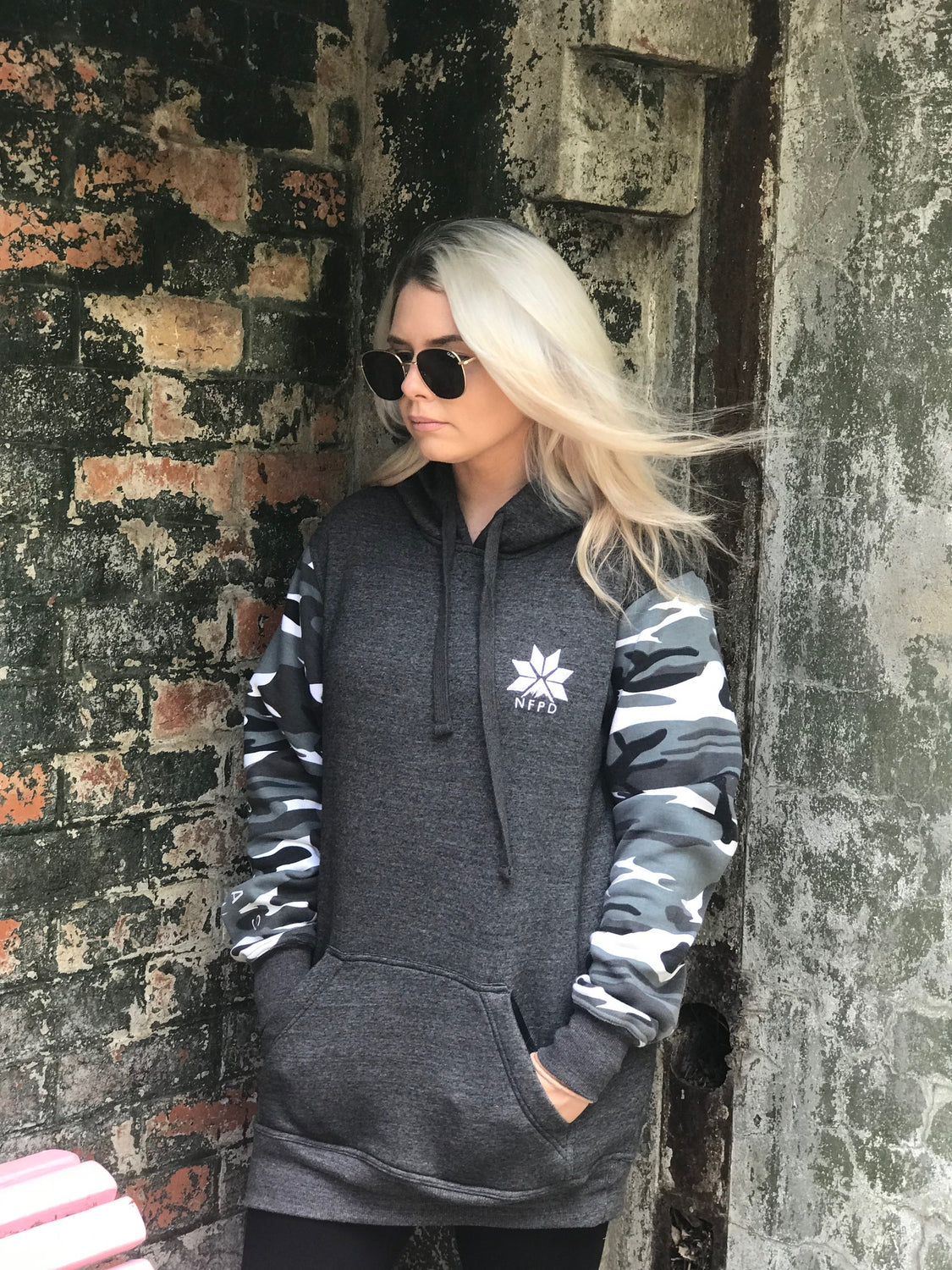 Sudadera con capucha para nieve, alta, para esquí y snowboard, gris, con mangas de camuflaje para nieve - Unisex