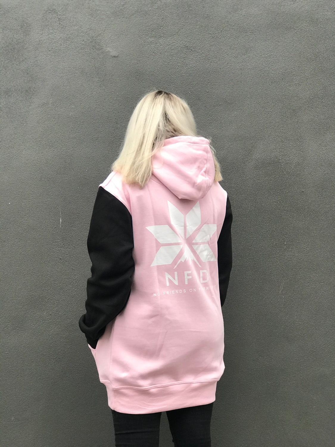 Sudadera con capucha alta rosa bebé y negra - Unisex
