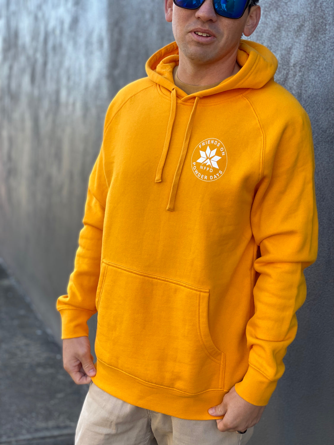 Sudadera con capucha de media capa para nieve "Friends On Powder Days" para esquiadores y snowboarders - Unisex